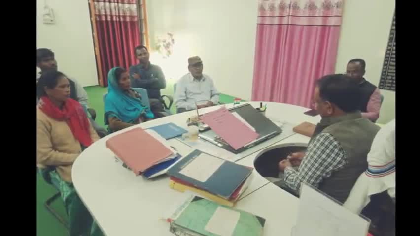 सिमडेगा: पुलवामा शहीद विजय सोरेग की पहली पत्नी, बेटा एवं पिता ने एसडीओ सिमडेगा से की मुलाकात #पुलवामा_हमला