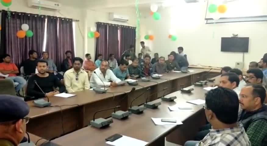 हुज़ूर: रीवा नगर पुलिस अधीक्षक शिवेन्द्र सिंह ने डीजे मालिकों की लिए अहम बैठक रात 10:00 बजे के बाद डीजे न  बजाने की दी गई हिदायत।#डीजे#संचालकों#
