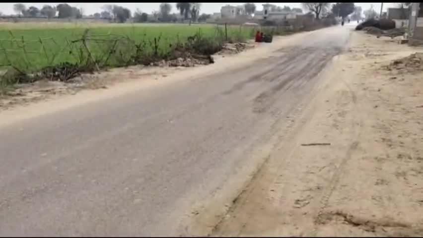 पदमपुर: रिडमलसर-रायसिंहनगर से होकर 32 एमएल जाने वाली सड़क के किनारे हुए गड्ढे, हादसे की बनी आशंका #जर्जर #सड़क_हादसा