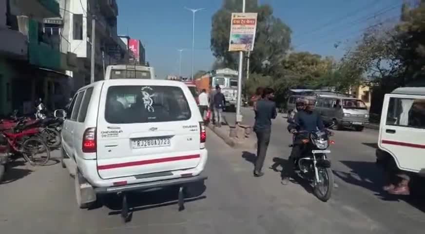 बारां: शॉर्ट सर्किट होने के कारण बारां-कोटा रोड पर चलते ट्रक में लगी आग, दमकल ने पाया काबू #अग्निकांड
