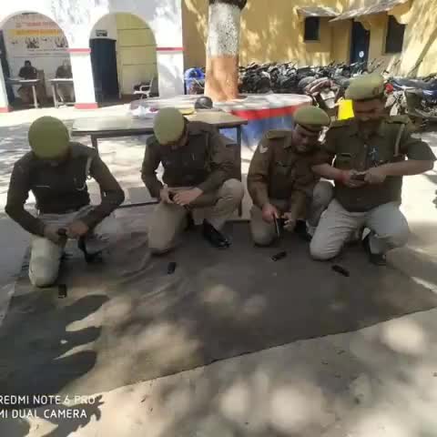 तालबेहट: कोतवाली परिसर में बीट प्रभारियों को दी गई पिस्टल चलाने की ट्रेनिंग #ट्रेनिंग