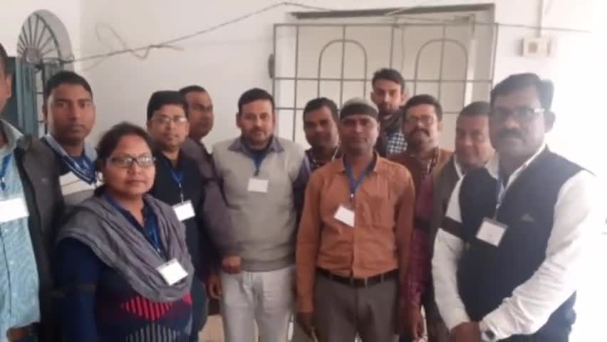 छपरा: काला बिल्ला लगाकर छपरा में नियोजित शिक्षक कर रहे हैं मैट्रिक परीक्षा का कार्य #मैट्रिक_परीक्षा