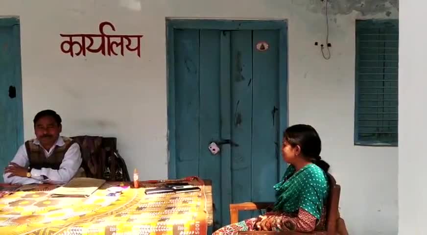 शाहबाद: शाहाबाद के कन्या इंटर कॉलेज के क्लर्क रूम व चौकीदार कक्ष में परीक्षा कॉपियां मिलने पर कक्षों को BSA ने किया सील #बीएसए