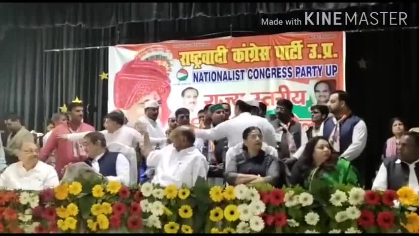 राज्य स्तरीय कार्यकर्ता सम्मेलन में पहुंचे NCP प्रमुख शरद पवार, फहराने के वक्त ही टूटकर गिरा पार्टी का झंडा #शरद_पवार