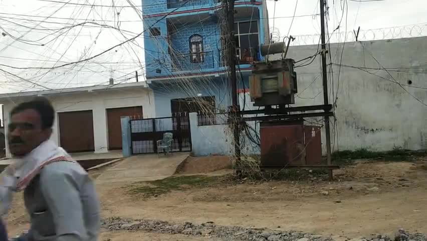 भिंड: हाउसिंग बोर्ड कॉलोनी में खुले में ट्रांसफार्मर रखा होने से लोग करिया डालकर कर रहे बिजली की चोरी #बिजली_चोरी