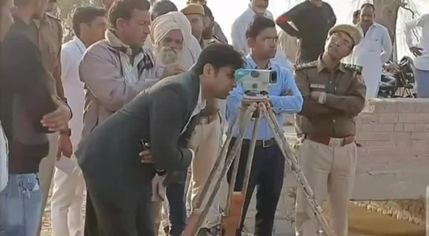 घड़साना: घड़साना में जिला कलेक्टर ने केंद्र की टीम के साथ टीड्डी प्रभावित क्षेत्रों का किया दौरा #dm #दौरा
