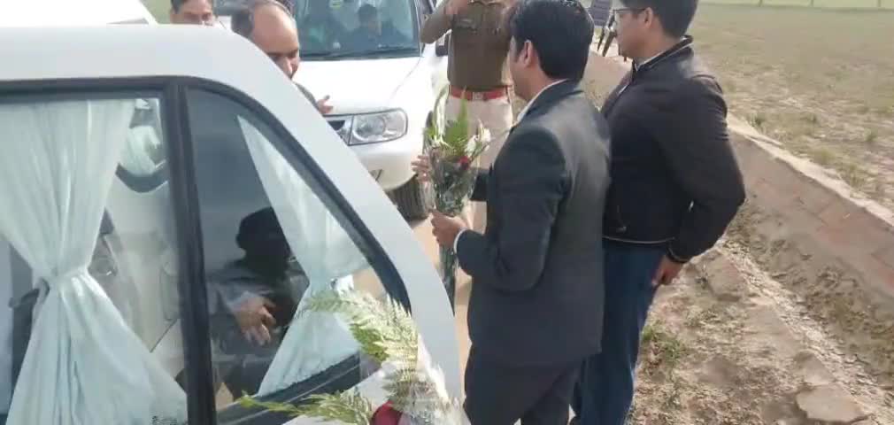 अनूपगढ़: टिड्डी प्रभावित क्षेत्र के दौरे पर आए डीएम को गांव 27 ए नागरिकों ने बताई विभिन्न समस्याएं #dm #दौरा