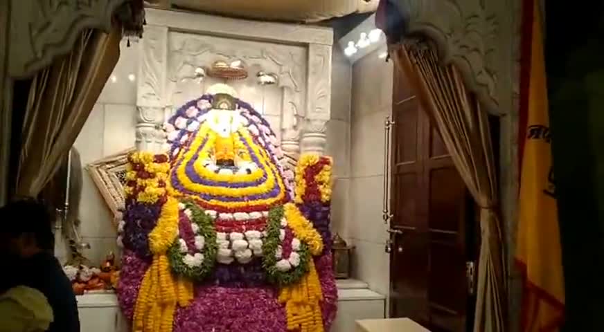 कांके: श्याम मंदिर में भक्तों ने बाबा का श्रृंगार कर की पूजा-अर्चना, कोलकाता से आए गायक ने भजन के जरिए बांधा समां #भजन_संध्या