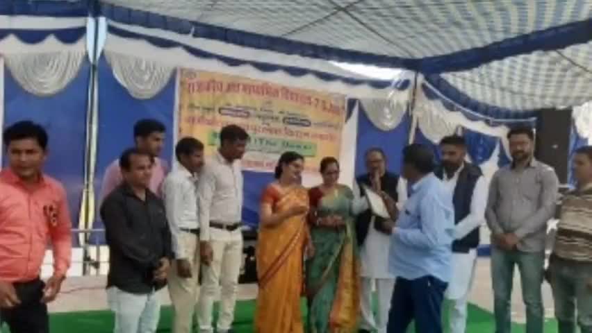 रायसिंहनगर: #रायसिंहनगर के गांव 7SJM के राजकीय उच्च माध्यमिक स्कूल में वार्षिक उत्सव कार्यक्रम का आयोजन, कांग्रेस ब्लॉक अध्यक्ष रामा देवी बावरी ने भी की शिरकत।