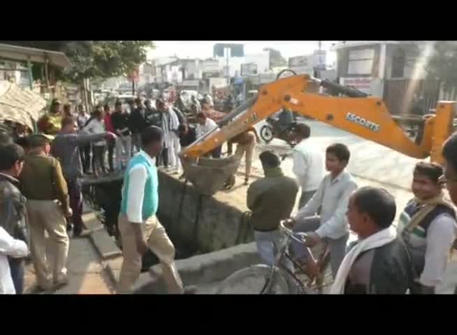बहराइच: महिला अस्पताल के बाहर नाले में गिरा सांड, फायर ब्रिगेड के कर्मियों ने रेस्क्यू कर निकाला बाहर #रेस्क्यू #महिला_अस्पताल