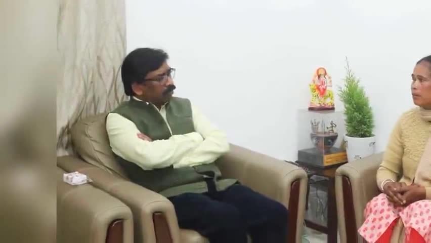 कांके: कांके रोड स्थित आवास में सीएम हेमंत सोरेन से मिलीं पुलवामा हमले में शहीद विजय सोरेन की पत्नी #सीएम #पुलवामा_शहीद