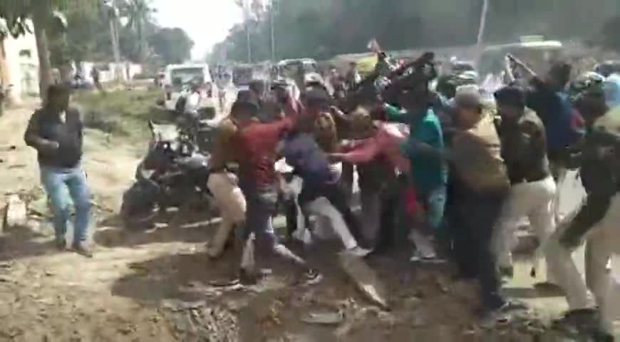 पटना ग्रामीण: पुलिस मुख्यालय के बाहर एक शख्स ने किया आत्मदाह करने का प्रयास #आत्मदाह #पुलिस_मुख्यालय