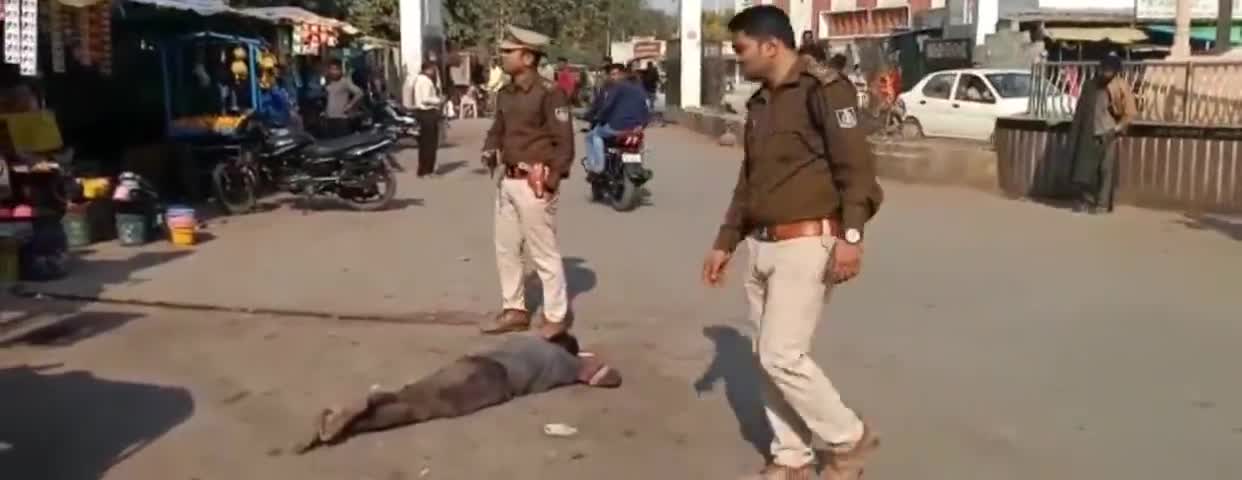 हुज़ूर: रीवा में मानवता को शर्मसार कर देने वाला मामला संजय गांधी हॉस्पिटल के मुख्य द्वार पर सड़क के बीचो बीच अज्ञात व्यक्ति की लाश।#लाश#बीच#सड़क#