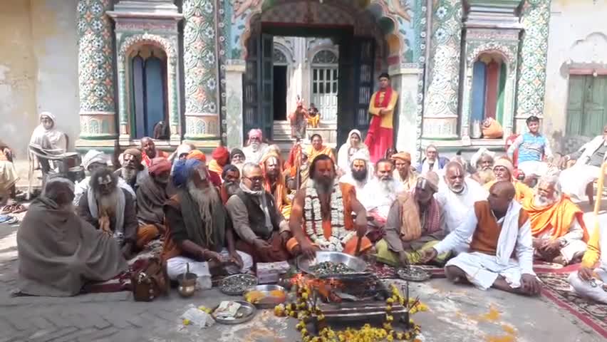 फैज़ाबाद: अयोध्या: तपस्वी छावनी के महंत परमहंसदास ने किया हवन यज्ञ कहा कि अब जल्द ही बनेगा राम मंदिर, दर्जनों साधु संत रहे शामिल
#वासुदेव यादव