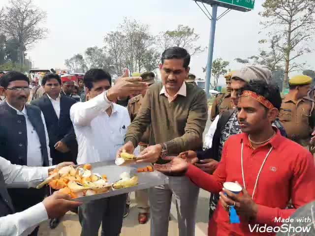 कासगंज: अलीगढ़ मंडलायुक्त और डीएम ने कांवड़ियों की सेवा के लिए लगाया कैंप #मंडलायुक्त #कांवड़िया