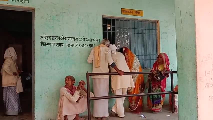 गरखा: प्रखंड परिसर में बैंक खाते को आधार से लिंक कराने के लिए छठे दिन भी पहुंचे वृद्धा पेंशनधारी #आधार #पेंशन