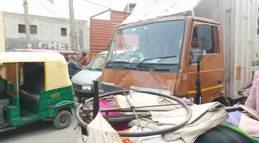 नरेला: स्वरूप नगर से बुराड़ी जाने वाली रोड पर लगा भीषण जाम #ट्रैफिक_पुलिस