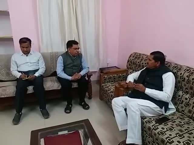 करौली: खाद्य एवं नागरिक आपूर्ति मंत्री रमेश मीणा ने सर्किट हाउस में अधिकारियों के साथ की बैठक, दिए आवश्यक निर्देश #रमेश_मीणा