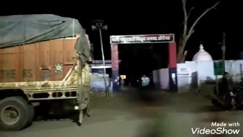 बिधूना: रुरूगंज चौकी क्षेत्र में पुलिस ने मौरंग लदे 5 ओवरलोड ट्रक पकड़े, 4 ट्रकों को सीज कर पांचवें ट्रक की जांच जारी #ओवरलोडिंग