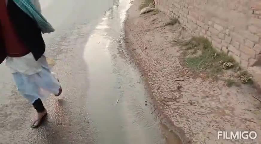बंजरिया: अजगरी पंचायत के वार्ड 10 में बने नल-जल योजना के पाइप का पानी सड़क से लेकर लोगों के घरों तक बह रहा है #नल_जल #नीतीश_कुमार
