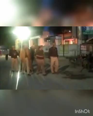 गरौठा: गरौठा पुलिस द्वारा देर रात नगर में किया गया पैदल गस्त, संदिग्धों की ली तलाशी #पुलिस #गस्त