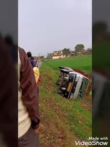 इटवा: इटवा विधानसभा क्षेत्र के कटेश्वर नाथ मंदिर के पास अनियंत्रित होकर पलटी पिकअप, 8 लोग हुए घायल #सड़कहादसा