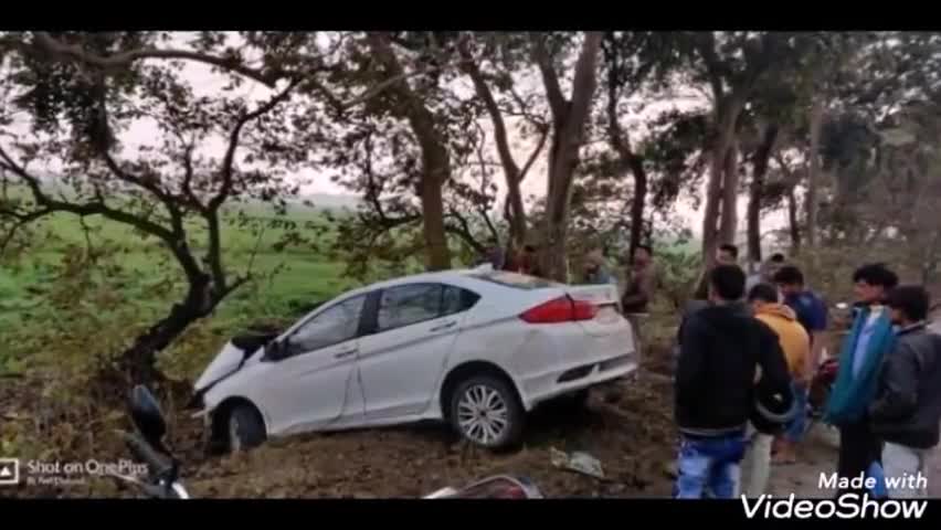 इटवा: बेवा-भड़रिया मार्ग पर धनखरपुर के पास एक होंडा सिटी कार अनियंत्रित होकर पेड़ से टकराई, पति-पत्नी हुई घायल#सड़कहादसा