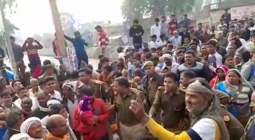 बिधूना: ##इन लोगो का कहना है कि पुलिस प्रशासन ने आरोपियों के खिलाफ कोई कार्यवाही नही की है
ग्राम सूखमपुर की घटना है#### ﻿