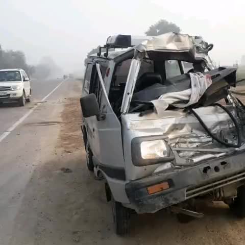घाटमपुर: पतारा के हिरनी मोड़ के पास चलते ट्रक में पीछे से जा घुसी तेज रफ्तार ओमनी वैन, आधा दर्जन लोग घायल #वैन #दुर्घटना
