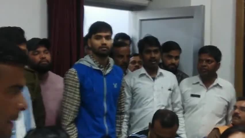 झांसी: झांसी के मेयर की प्रेस वार्ता के दौरान नगर निगम कर्मी ने पत्रकारों से की अभद्रता #मेयर #प्रेस_वार्ता