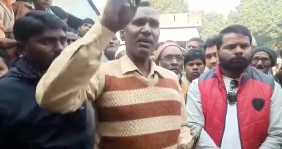 नानपारा: नवाबगंज में शिक्षक संघ के अध्यक्ष कैलाश नाथ वर्मा ने बैंकों में हो रही मनमानी को लेकर लोगों को किया जागरूक #शिक्षक_संघ