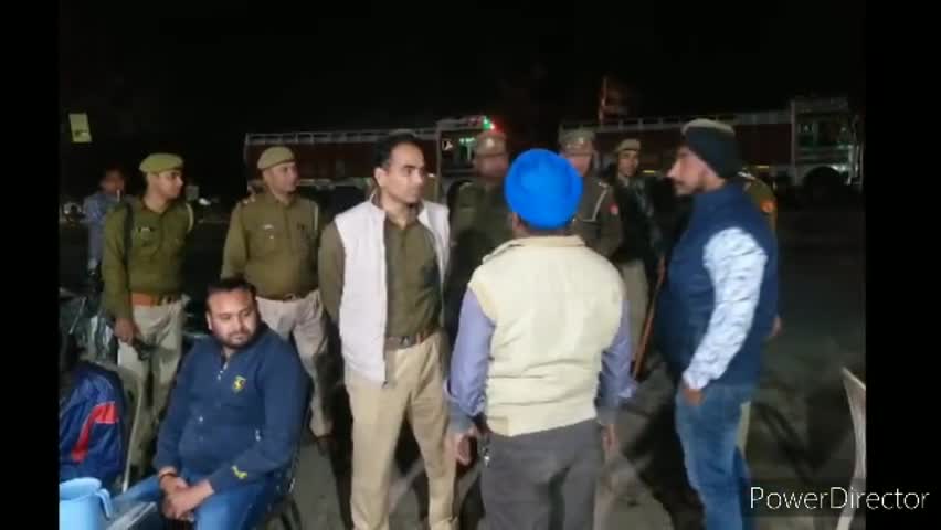 एटा: सड़क किनारे शराब पीने वालों के खिलाफ सीओ सिटी व इंस्पेक्टर ने चलाया अभियान, कई लोगों को पकड़ा #इंस्पेक्टर #co