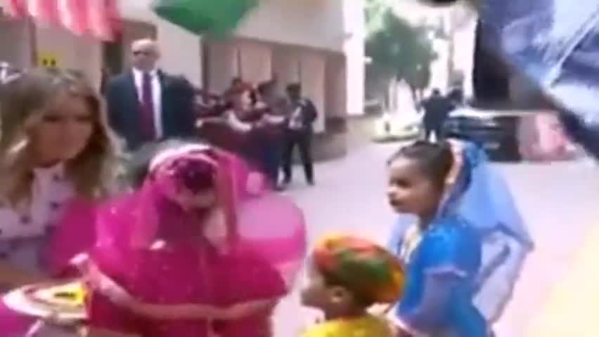 सिविल लाइन्स: ननकपुरा स्थित सर्वोदय विद्यालय पहुंची मेलानिया ट्रंप, बच्चियों ने टीका लगाकर किया स्वागत #मेलानिया_ट्रंप #डोनाल्ड_ट्रंप