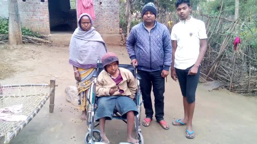 पोटका: मानपुर गांव की रहने वाले तुलसी भगत को वीडियो के पहल पर मिला व्हीलचेयर #vdo