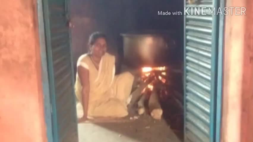 लावालौंग: लावालौंग प्रखंड के विभिन्न सरकारी स्कूलों में गैस सिलेंडर होने के बावजूद चूल्हे में पकाया जा रहा खाना #मिड_डे_मील