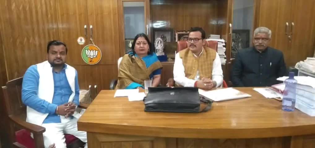 बहराइच: पयागपुर में विधानसभा संयोजक व नवनिर्वाचित ब्लॉक प्रमुख बीना राज मिश्रा ने क्षेत्र के विकास को लेकर की चर्चा #ब्लॉक_प्रमुख