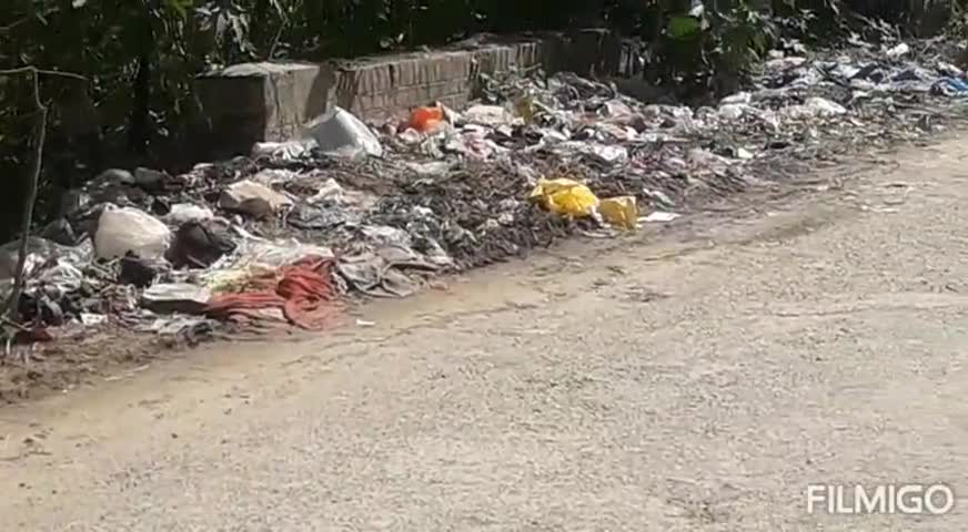 गोंडा: परसिया बहोरीपुर गांव में सफाईकर्मी की नियुक्ति नहीं होने से लगा गंदगी का अंबार, ग्रामीण व प्रधान प्रतिनिधि हैं परेशान