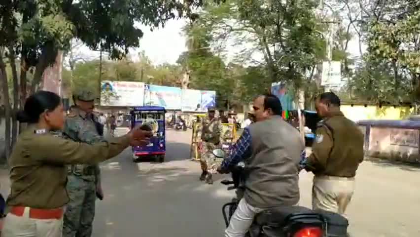 हज़ारीबाग: हज़ारीबाग के सीसीआर के पास पुलिस ने चलाया गया वाहन चेकिंग अभियान, लोगों से की नियम पालन की अपील #ट्रैफिक_पुलिस