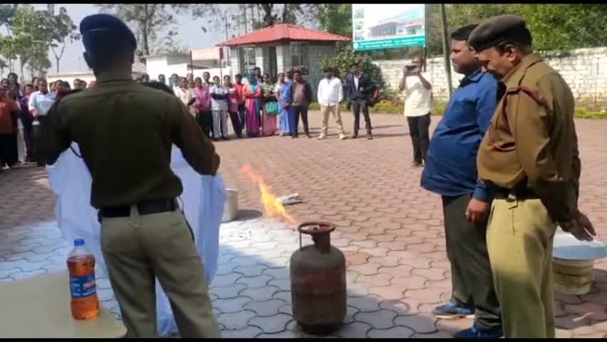 सिमडेगा: अग्निशमन विभाग द्वारा शांति भवन मेडिकल बीरू में मॉक ड्रिल कर आग से बचाव के बारे में दी गई जानकारी #मॉक_ड्रिल
