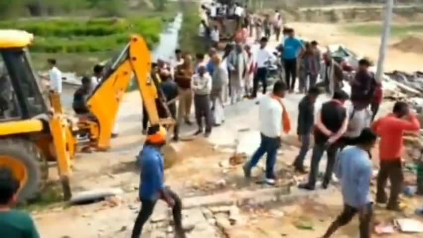 घाटमपुर: अशोक नगर दक्षिणी में नगर पालिका की जमीन पर किए गए अवैध कब्जे को अधिशासी अधिकारी ने हटवाया #अवैध_कब्जा