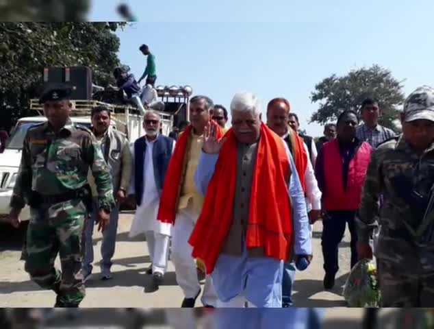 गढ़वा: गढ़वा शहर के सहिजना रोड इस्तिथ जुड़वानिया शिव मंदिर में आयोजिय रुद्र महायज्ञ को लेकर निकाली गई कलश यात्रा, पलामू सांसद बिडी राम हुए शामिल।#महायज्ञ#सांसद