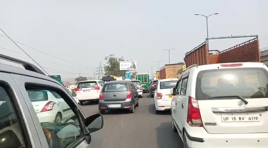 मॉडल टाऊन: मधुबन चौक से ISBT जाने वाले मार्ग पर लगा है लंबा जाम, लोगों को हो रही परेशानी #ट्रैफिक_पुलिस #ट्रैफिक_जाम