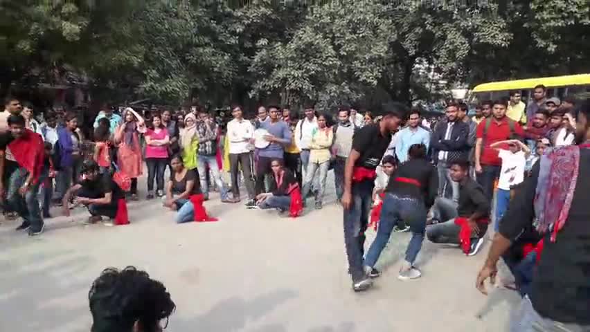 BHU के छात्र-छात्राओं ने महिलाओं पर हो रहे अत्याचार के खिलाफ नुक्कड़ नाटक का आयोजन कर लोगों को किया जागरूक #नुक्कड़_नाटक