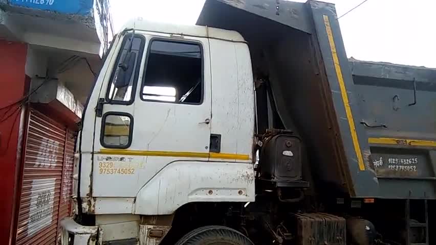 सिहोरा: खितोला में गश्त के दौरान पुलिस ने रेत का अवैध परिवहन करते एक हाईवा को किया ज़ब्त #खनन_विभाग #पुलिस