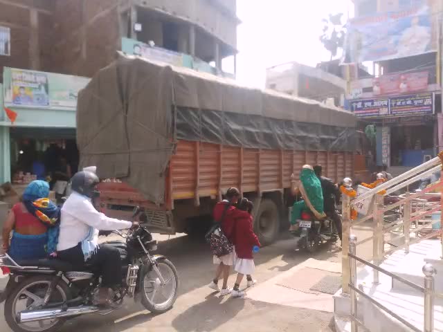 महराजगंज: नगर पंचायत के नखास चौक पर लगा रहा घंटों भीषण जाम, लोगों को होती रही भारी परेशानी, #सड़क_जाम #जनसमस्या