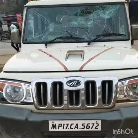 हुज़ूर: रीवा शहर के खुटेही में छीर सागर कंपलेक्स के पास अपराधिक प्रवृति के लोगों ने की वाहन में तोड़फोड़। #बोलेरो में की गई #तोड़फोड़