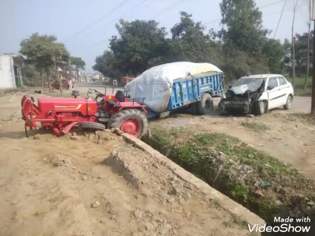 नकुड: गंगोह रेत से भरी #ओवरलोड ट्रैक्टर ट्राली व कार की टक्कर हो गई टक्कर के बाद ट्रैक्टर का अगला पहिया टूट जाने पर अगला हिस्सा नाले में जा गिरा