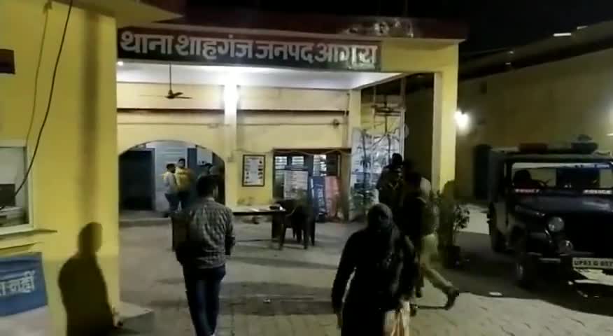 आगरा: शाहगंज में तीन तलाक का केस दर्ज होने के बाद ससुरालियों ने पीड़िता को तेज़ाब से चेहरा जलाने की दी धमकी #तीन_तलाक