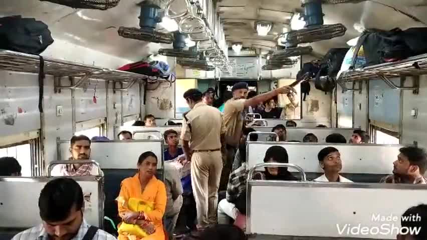 बिधूना: अछल्दा रेलवे स्टेशन पर होली त्योहार के चलते ट्रेनों की बढ़ाई गई सुरक्षा #रेलवे #जीआरपी