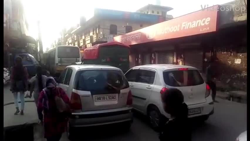 नरेला: अलीपुर गांव के अंदर लगा 2 किलोमीटर तक लगा जाम, लोग परेशान #सड़क_जाम